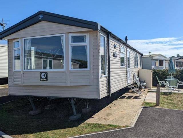 Отель Sleeps 6 Modern And Bright Caravan Littlesea Haven Уэймут Экстерьер фото